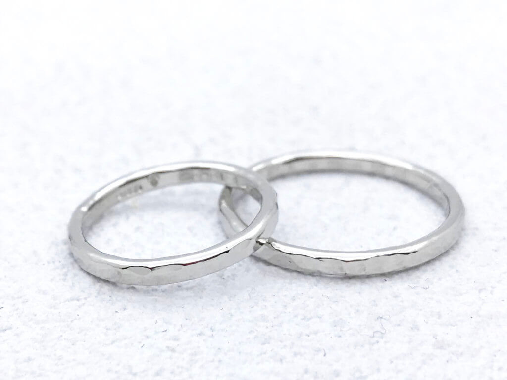 細身に仕上げたプラチナ槌目の結婚指輪