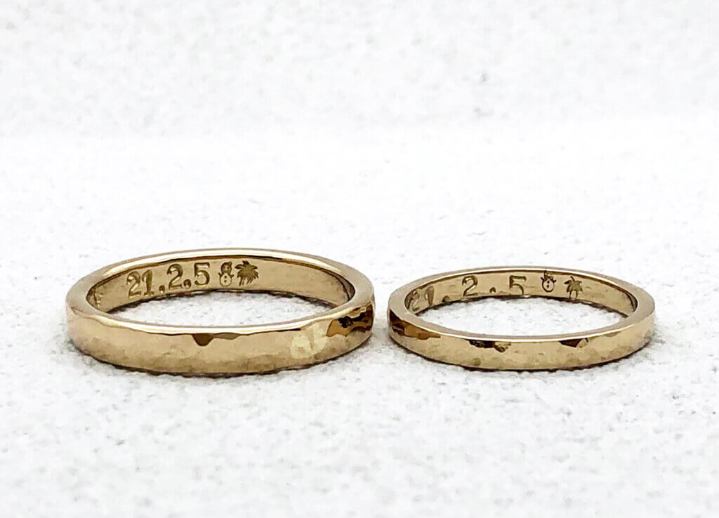 手打ち刻印がかわいい、シャンパンゴールドで作った槌目の結婚指輪