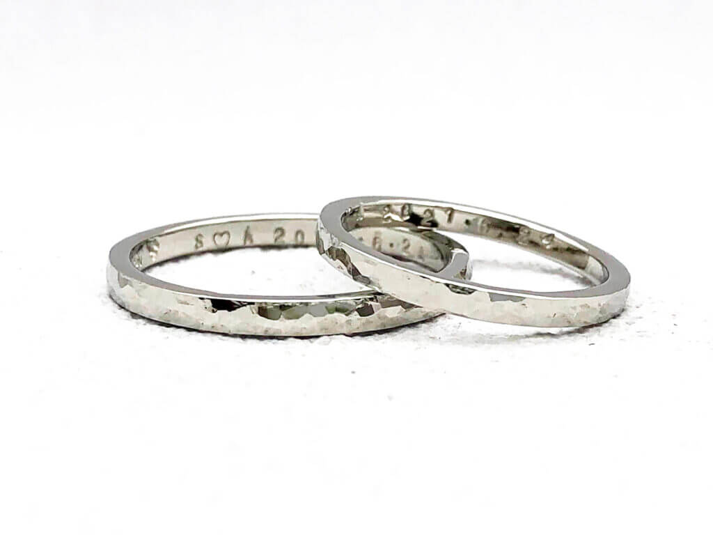 細身に槌目模様が光るプラチナの結婚指輪