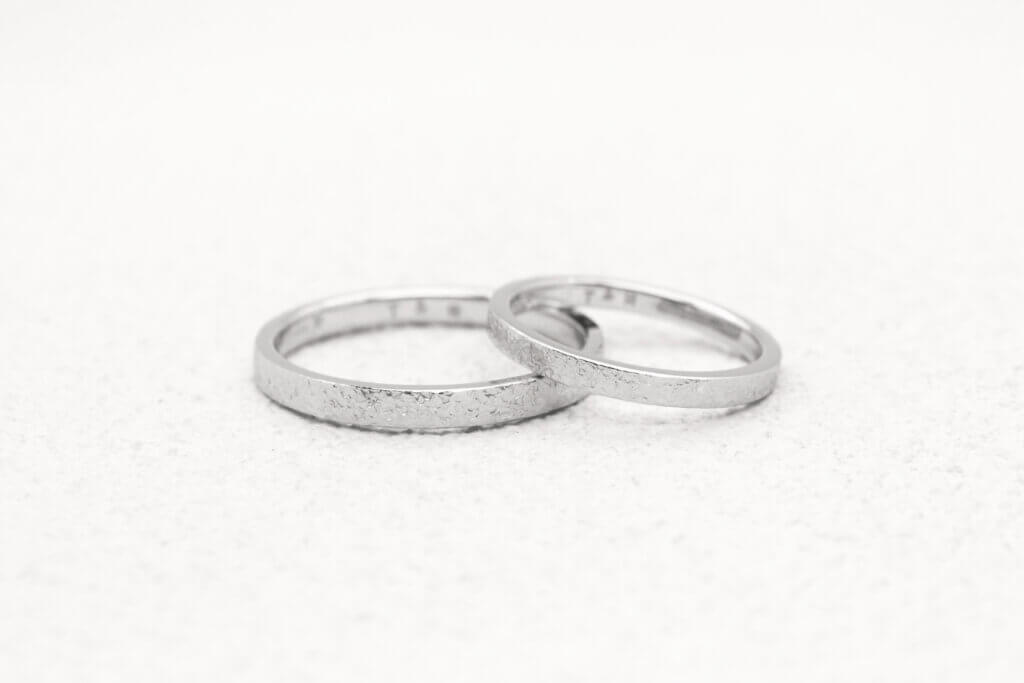 雪のような表面仕上げ・プラチナで作ったスノーフレークの結婚指輪