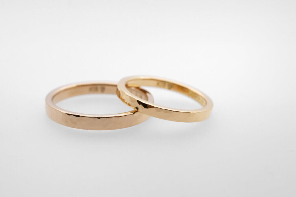 シャンパンゴールドとイエローゴールドの槌目の結婚指輪