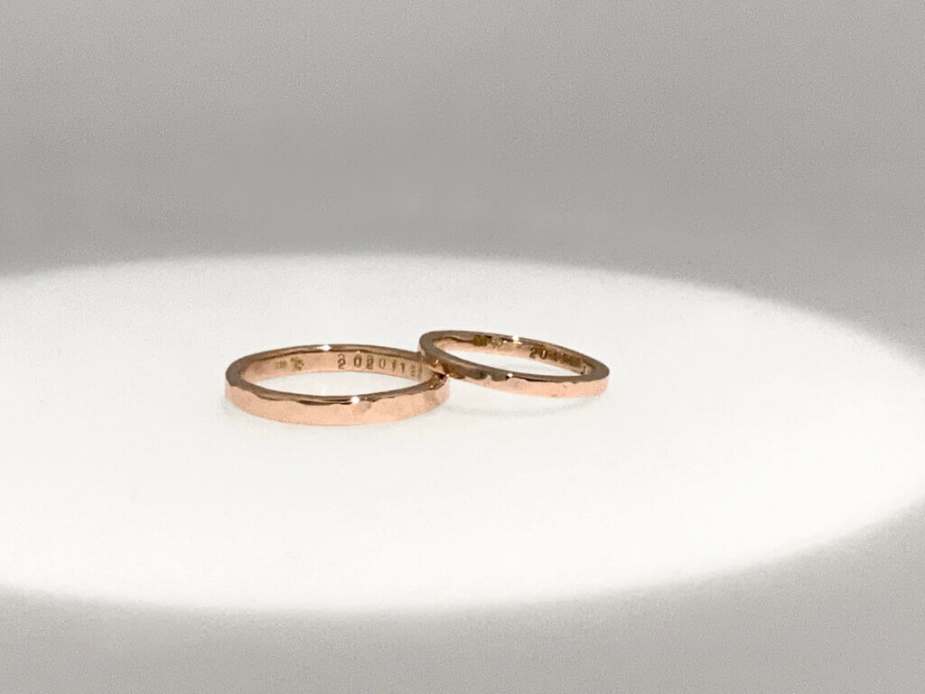 ピンクゴールドで作る槌目の結婚指輪